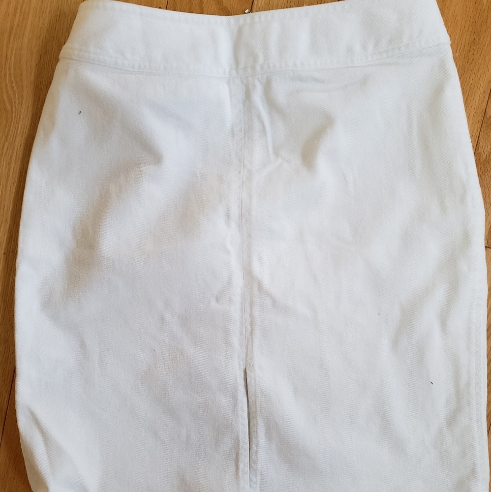 White Denim skirt with stretch. Size 6